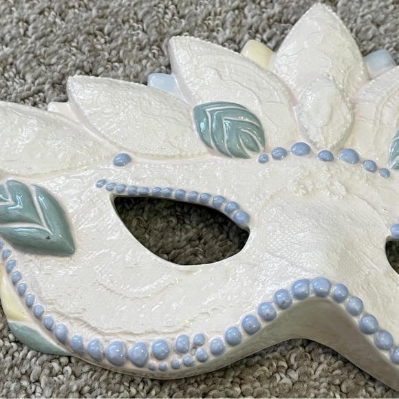 Mardi Gras Adult Face Mask Wall Plaque Iridescent White Soft Blue Painted FLAW - Picture 3 of 14